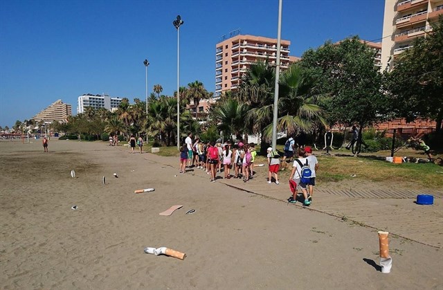 Benalmádena conciencia sobre la limpieza de las playas