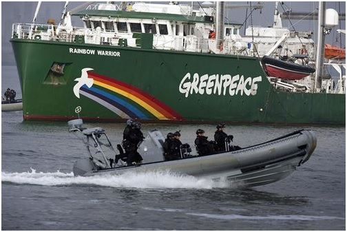 Policías holandeses asaltan un barco de Greenpeace que intentaba impedir la llegada de petróleo del Ártico