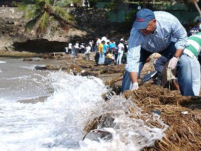 Medio Ambiente retira 500 mil libras de basura en playas