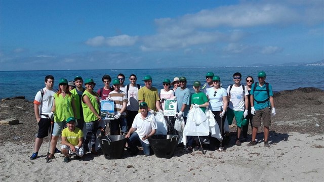 Unos 40 voluntarios recogen más de 130 kilogramos de residuos en Es Carnatge