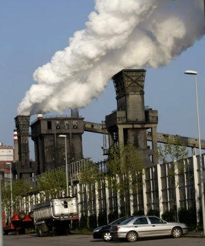 Medio Ambiente investiga una nube contaminante procedente de las baterías de Arcelor en Avilés