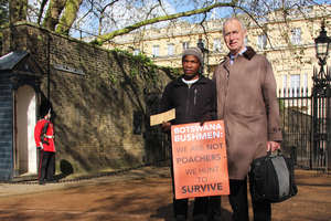 Un bosquimano recorre más de 8.000 km para decirle al Príncipe Carlos: “no somos furtivos”
