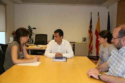 García busca "puntos de encuentro" con el GOB y Amics de la Terra sobre el uso de las renovables en Baleares