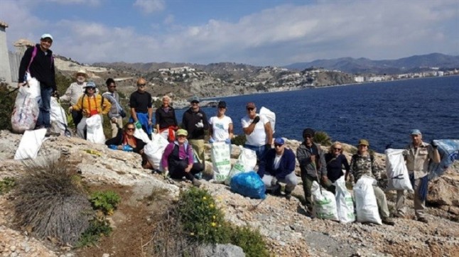 Voluntarios retiran unos 200 kilos de basura de las zonas rocosas de Punta de la Mona de Almuñécar (Granada)