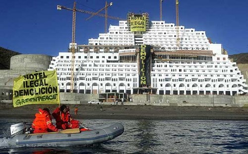 Las enmiendas a la Ley de Costas legalizan parcialmente el hotel de El Algarrobico