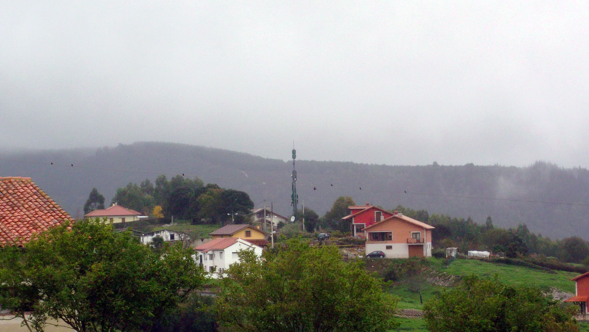 Asturias. Otra antena ilegal en Ribadedeva en el medio del pueblo