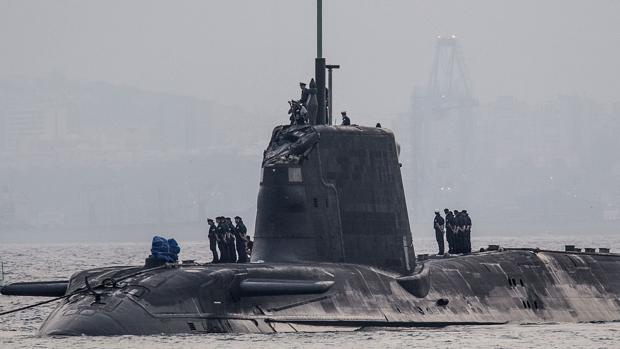 Un submarino nuclear choca con un barco en Gibraltar