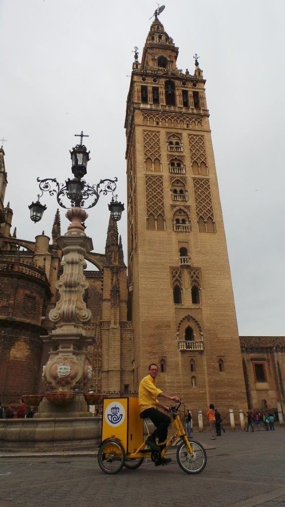 Correos prueba de forma piloto en Sevilla un triciclo de pedaleo asistido para el reparto de paquetería