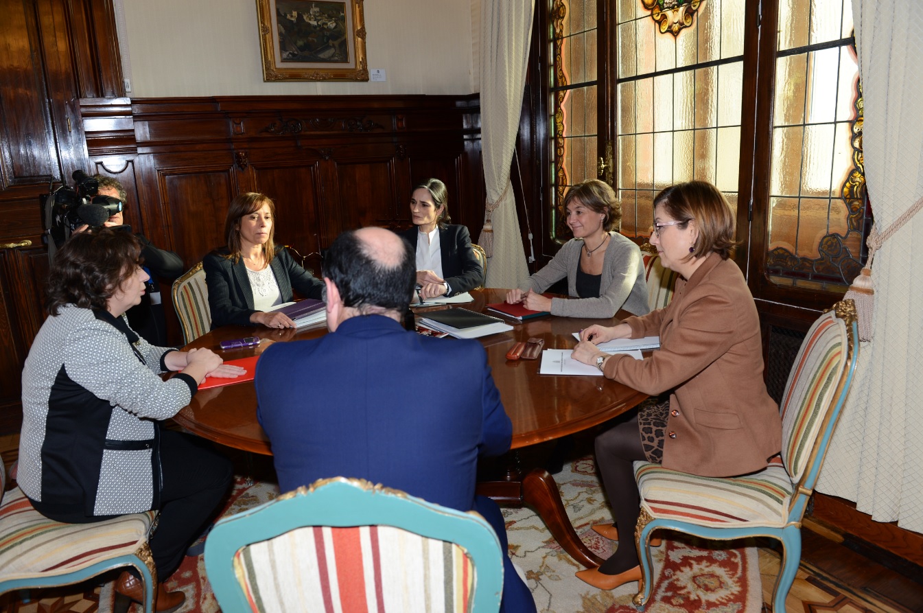 Isabel García Tejerina destaca al Gobierno Foral el compromiso del Ministerio de completar el proyecto de ampliación del Canal de Navarra