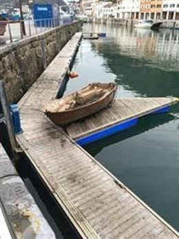 Limpia el fondo del muelle de San Sebastián y …extraen 5 contenedores de cadenas