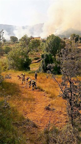 El fuego de Yeste sigue sin control y trabajan en su extinción 54 medios y 344 personas