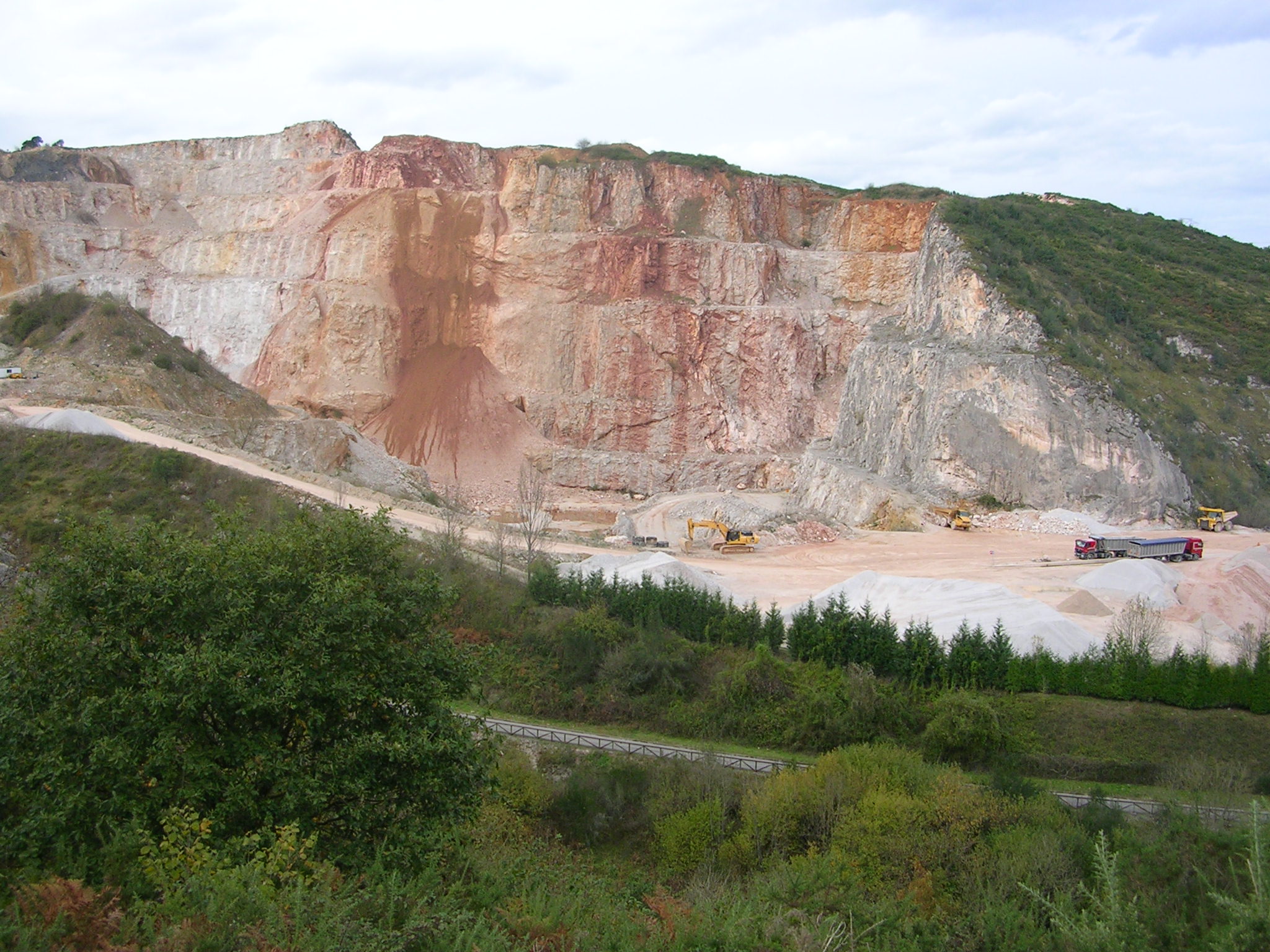 El Principado consiente canteras irregulares
