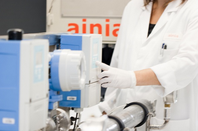 Una nueva tecnología limpia que combina ozono con la luz ultravioleta reduce el empleo de productos químicos en cítricos