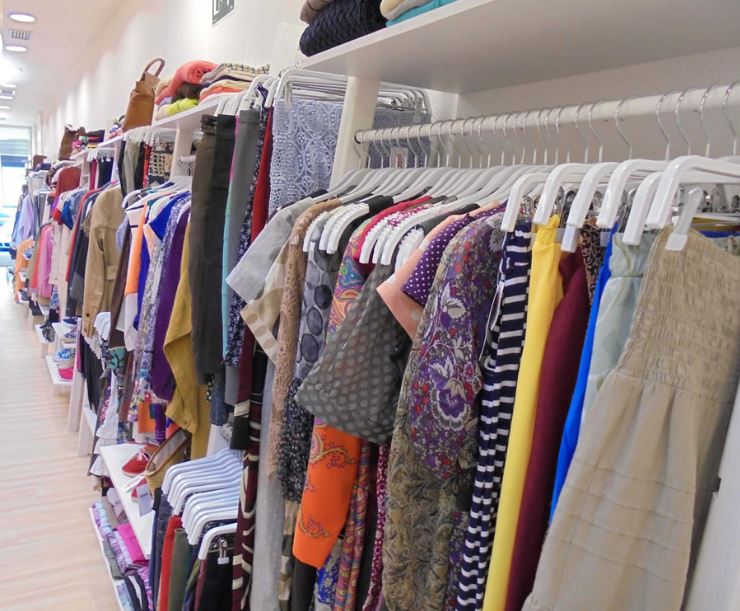 Sogama colabora con Cáritas Diocesana de Santiago de Compostela en la divulgación de su campaña de recogida de ropa usada