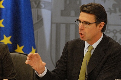 Soria dice que autorizaría prospecciones a 60 kilómetros de cualquier parte del litoral español pero no a tres