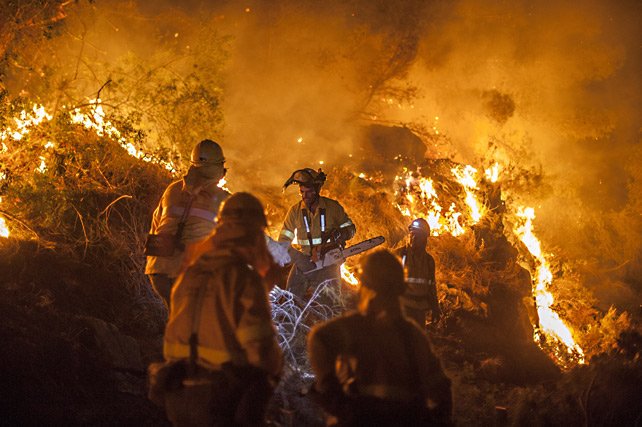 Dos de los tres focos del incendio de Moguer están perimetrados y trabajan para acotar el tercero