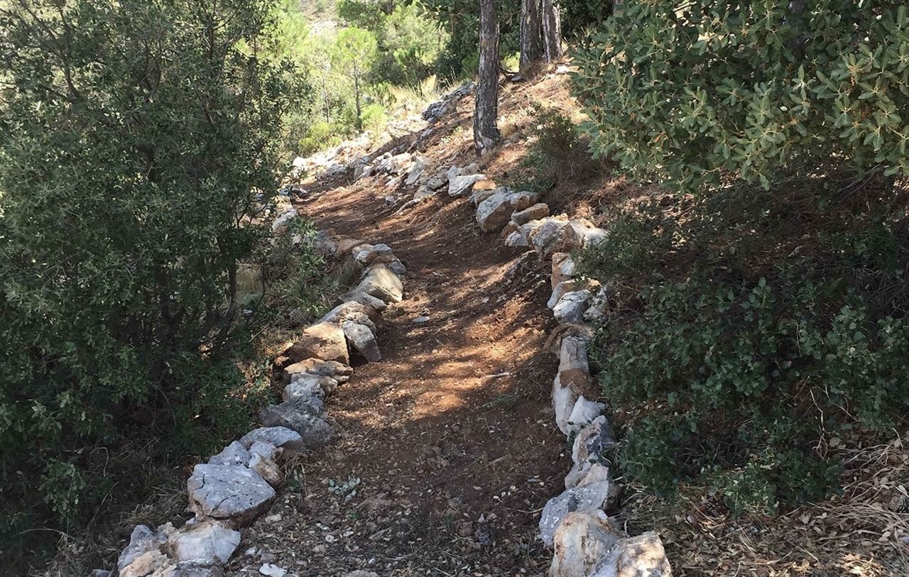 La Consejería de Medio Ambiente de Murcia realiza el primer sendero de alta montaña para acceder al Revolcadores