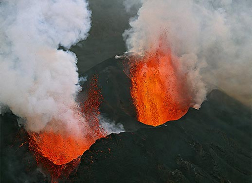 Un río de lava del volcán Pacaya amenaza una población del sur de Guatemala