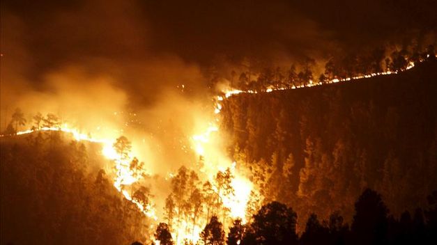 Ocho medios aéreos y varios terrestres participan en la extinción del incendio de Torre Maçanes (Alicante)