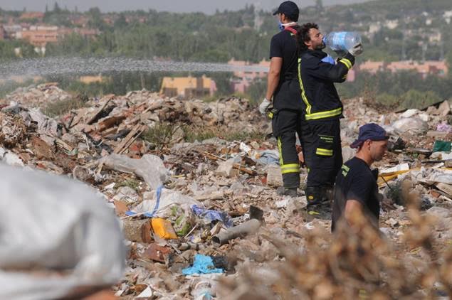 Madrid envía maquinaria pesada para acabar con el incendio del vertedero ilegal de  Valdemingómez
