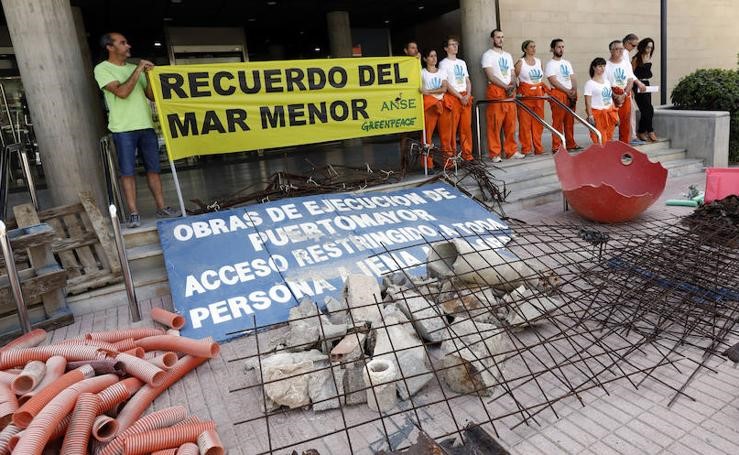 El ‘recuerdo’ del Mar Menor que recibieron las autoridades de Murcia