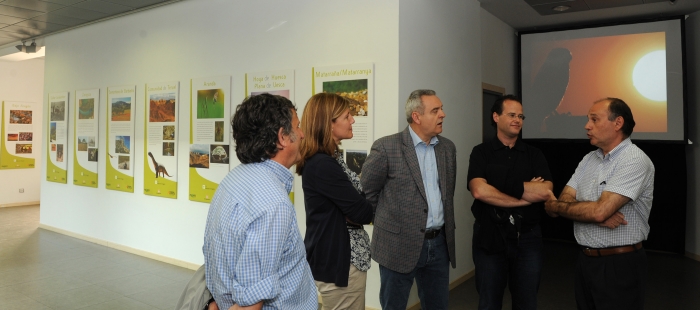 El consejero de Medio Ambiente ha visitado la exposición fotográfica de la colección de guías de la Red Natural de Aragón