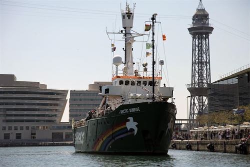 Un barco de Greenpeace recalará en Málaga y Canarias para pedir un futuro sin petróleo