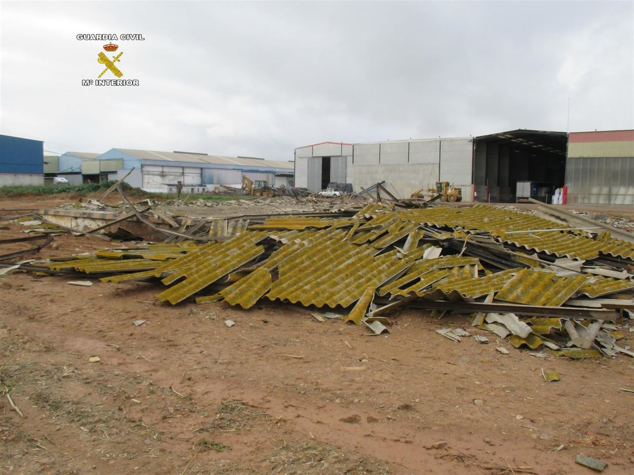 Demolición ilegal de una nave de fibrocemento en Dos Hermanas