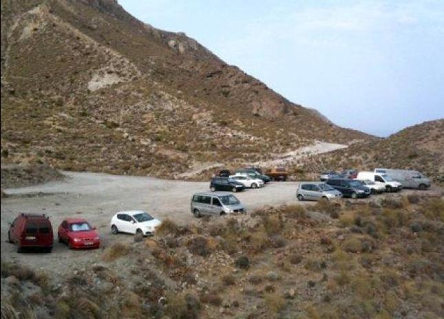 Medio Ambiente denunciará por los aparcamientos del Cabo de Gata