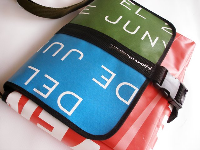 Proponen reutilizar las banderolas electorales para fabricar bolsas