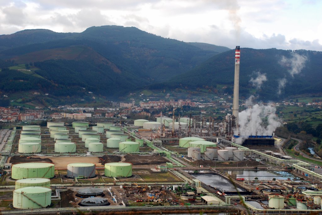 El Gobierno vasco intensifica la vigilancia de la calidad de aire en torno a Petronor