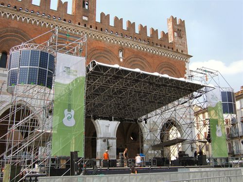 El festival Rototom Sunsplash de Benicàssim (Castellón) instala un escenario con paneles fotovoltaicos