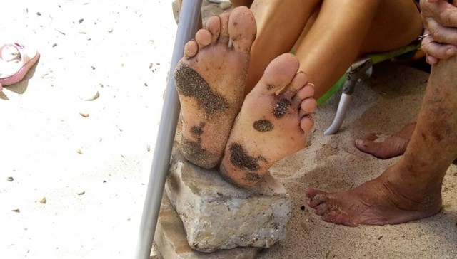 Aparecen "galletas de fuel" en una playa de Algeciras tras el vertido de hidrocarburos