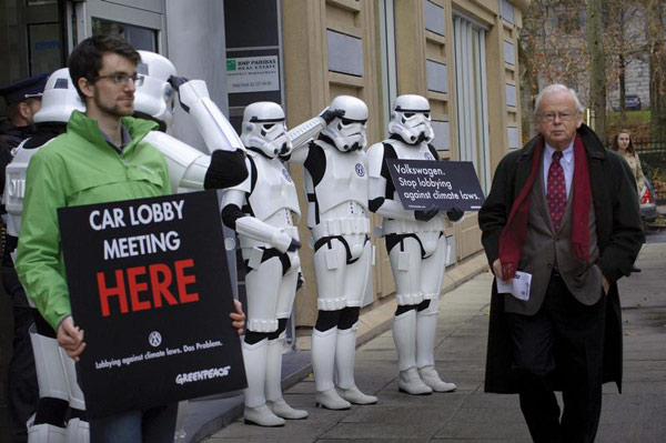 Greenpeace protesta ante la reunión clave del lobby automovilístico