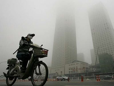 Los ciudadanos de poblaciones contaminadas son más infelices