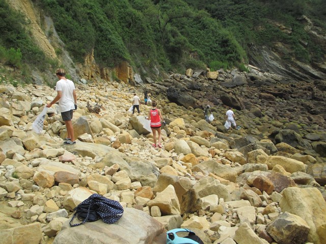 Un total de 330 voluntarios recogen datos sobre basura marina en tres playas guipuzcoanas