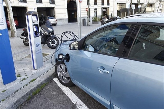 Bruselas niega que estudie introducir cuotas mínimas de venta de coches eléctricos