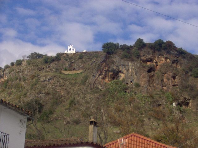 Infoca da por extinguido el incendio en una zona de dehesa de Alájar (Huelva)