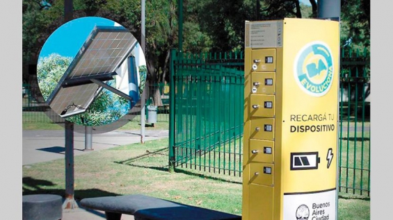 Muchas plazas argentinas ya tienen cargadores solares para el celular