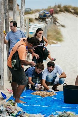 Voluntarios recogen residuos de la playa de Doñana y de una franja de Matalascañas (Huelva)
