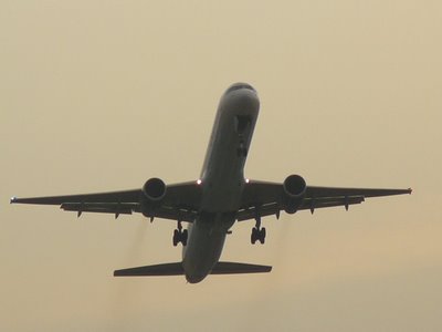 La UE mantendrá la tasa a las emisiones de los aviones