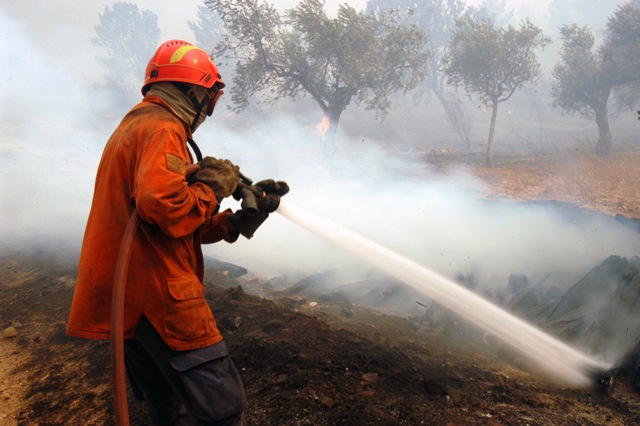 Siguen trabajando en el incendio de Sant Feliu Sasserra