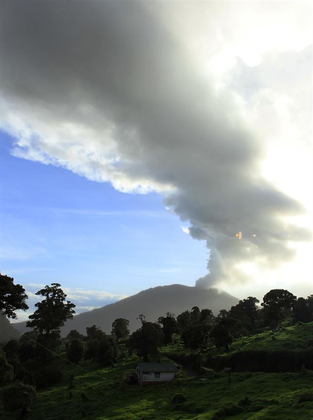 Costa Rica sufre la mayor erupción volcánica desde 1996