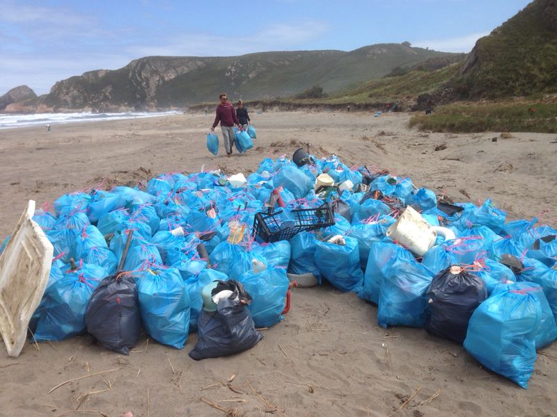 300 bolsas de basura recogidas en el playón de Bayas (Galicia)