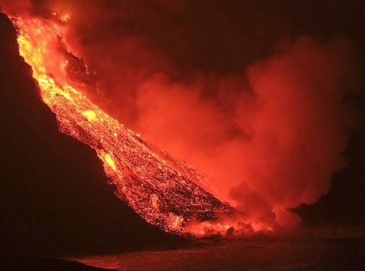 La lava y el agua de mar