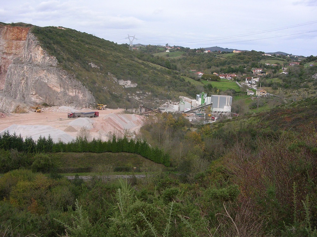 Asturias. La cantera de Latores contamina de dia y de noche