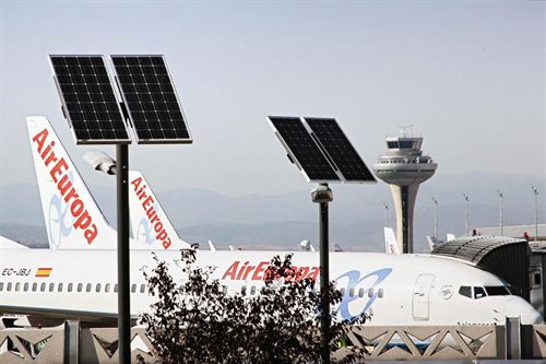 El aeropuerto de Madrid-Barajas instala farolas LED fotovoltaicas