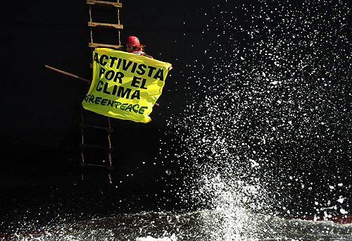 Detenidos 10 activistas de Greenpeace y un cámara en la acción contra un buque carbonero en Algeciras