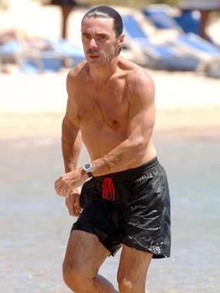 Marbella sanciona a Aznar por pasear a sus perros sueltos y sin bozal