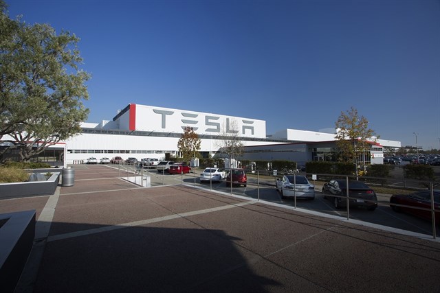 Tesla estudia abrir una planta en China